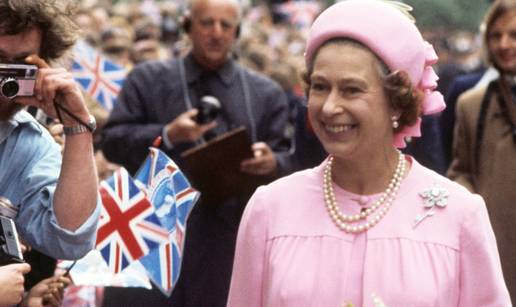 FOTO Bila je prepoznatljiva u jarkim bojama: Izlo&zcaron;ene su najljep&scaron;e haljine Elizabete II.