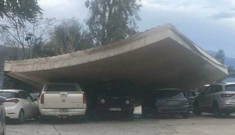 Dramatične scene iz Budve: Jak vjetar srušio krov sa škole i pao na aute, džip potpuno smrskan