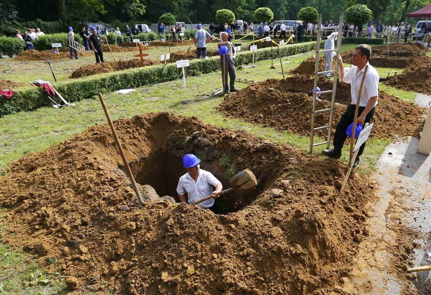 Gravediggers compete in Hungarian grave digging championship in Debrecen