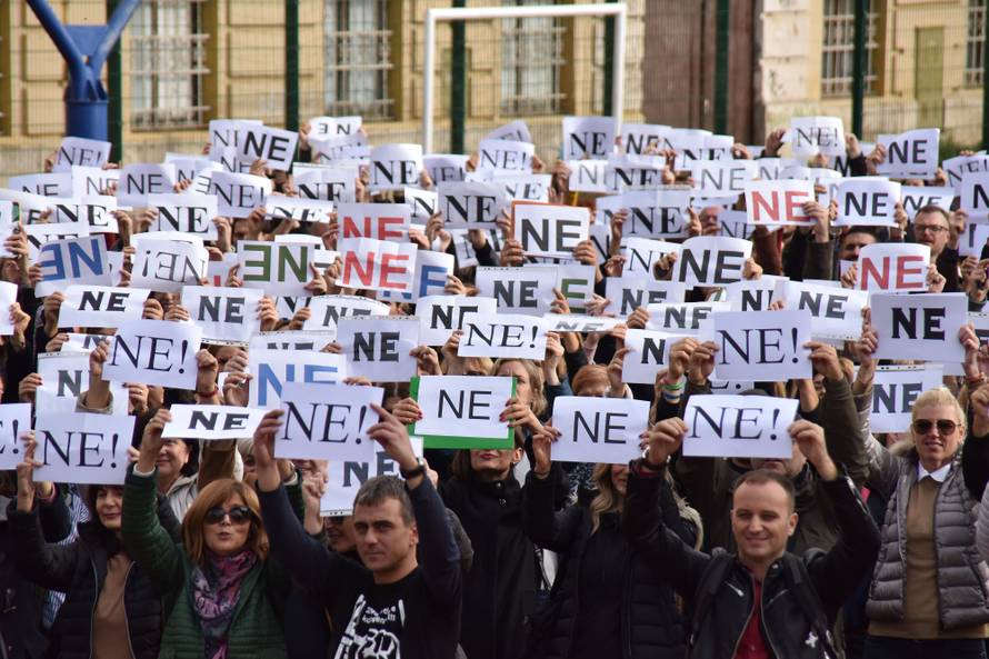 Pula: Nastavnici štrajkaši snimaju milenijsku fotografiju u obliku slova ne