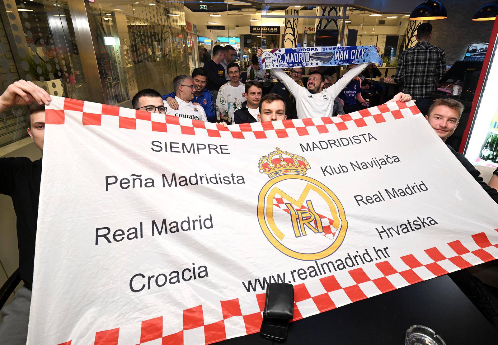 Zagreb: Udruga navijača Reala iz Hrvatske organizirano gleda utakmicu Manchester City - Real