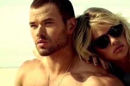 Kakav torzo! Seksi Kellan Lutz zavodi Kate Upton u reklami...