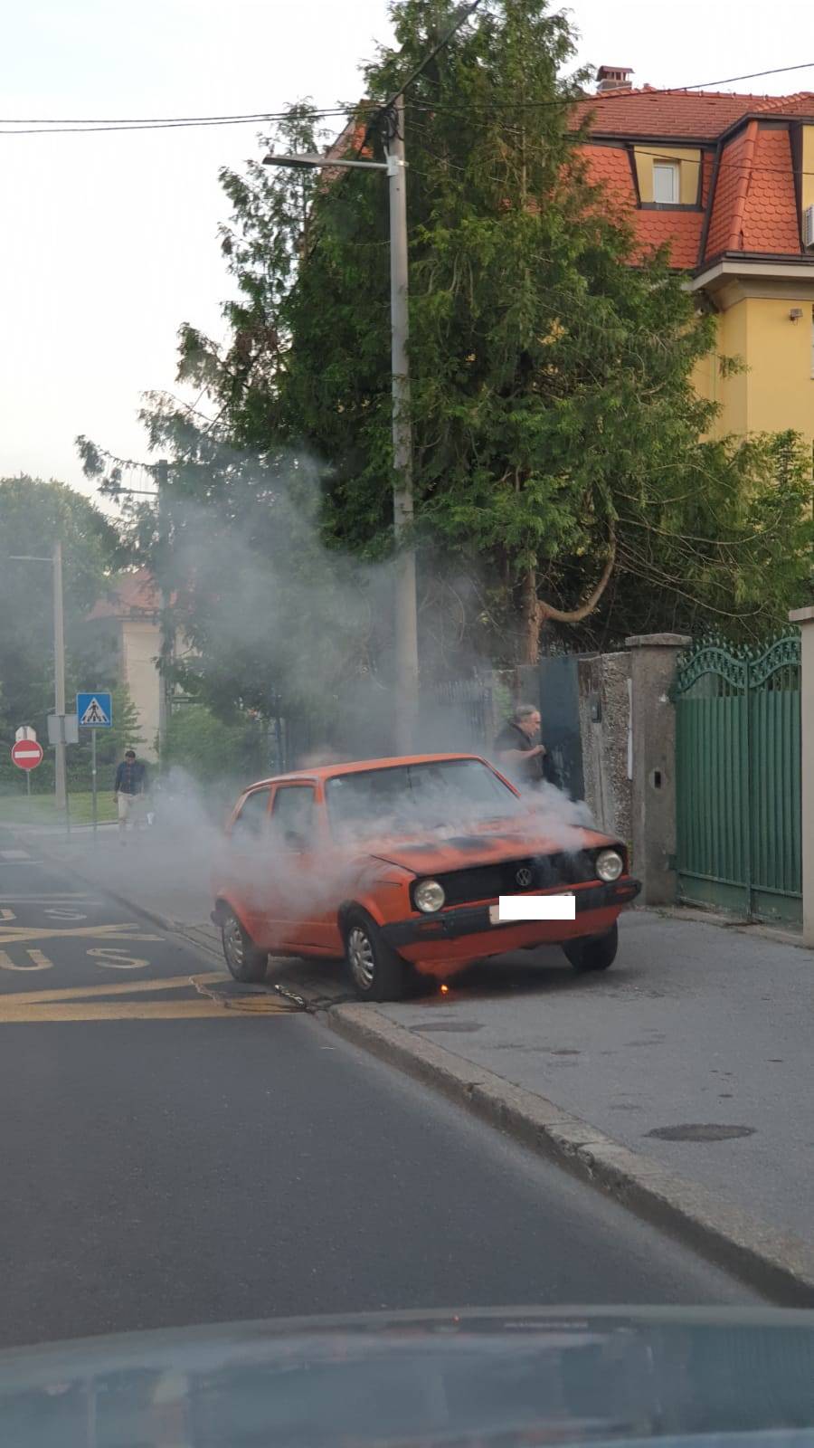 Požar auta u Zagrebu: Vlasnik stajao skamenjen od šoka...