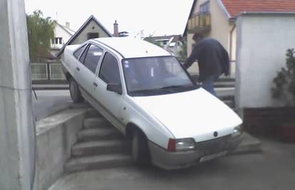 Krivo skrenuo pa je Opel 'parkirao' na stepenice 
