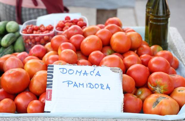 FOTO Krumpira, luka, rajčica i lubenica! Pogledajte cijene voća i povrća na šibenskoj tržnici