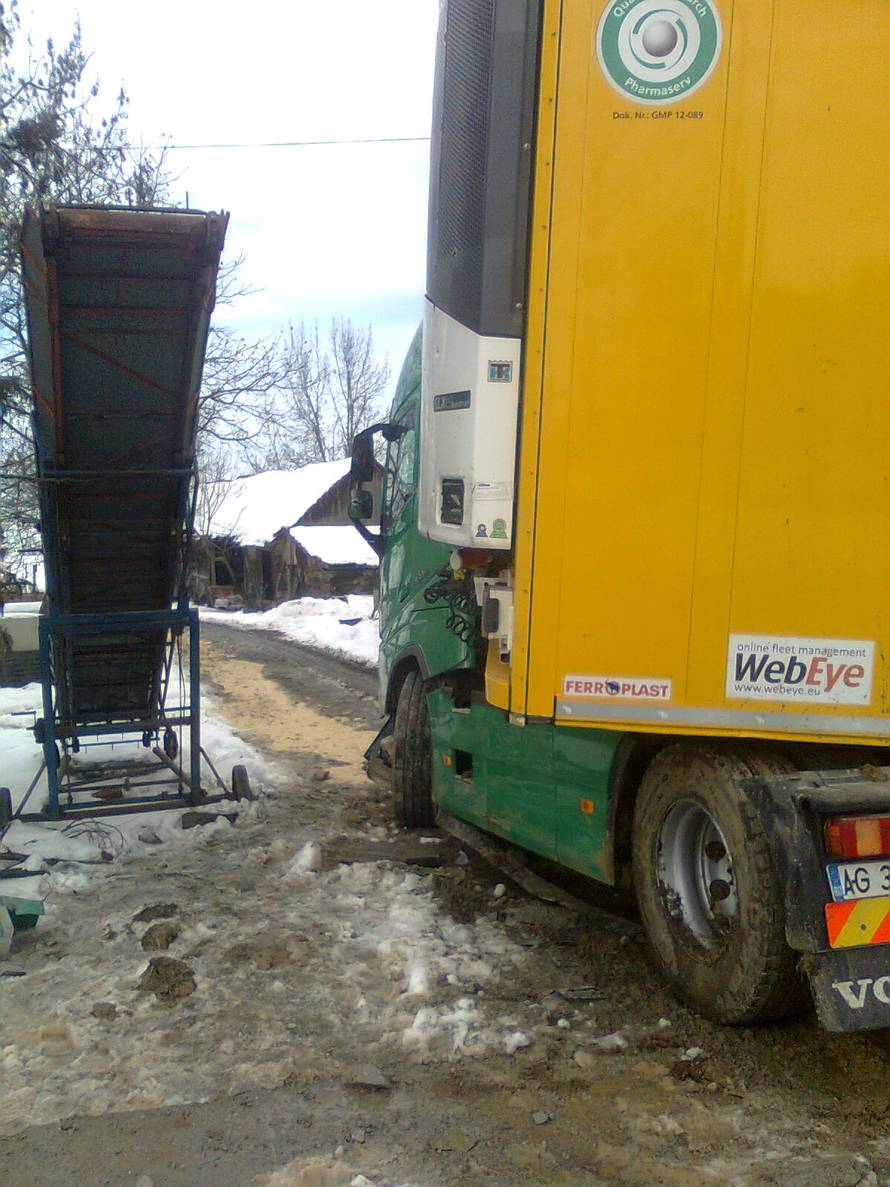 Zaspao? Kamionom je sletio s ceste u  jarak i zabio se u kuću