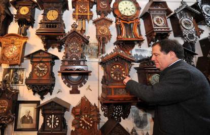 U muzeju ima kolekciju od čak 625 starih satova s kukavicom