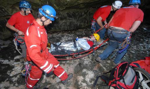 Dječak pao u jamu duboku 10 m, spasili ga GSS-ovci