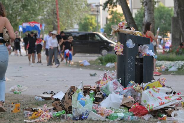 Zagreb: Smeće koje je ostalo u fan zoni na Bundeku