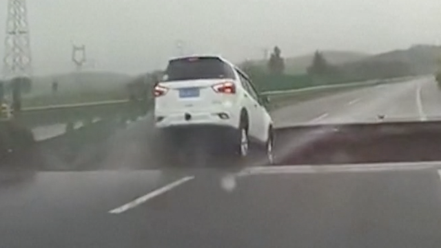 Vozač u Kini zaletio se u rupu na cesti koja je nastala zbog poplava nakon tajfuna