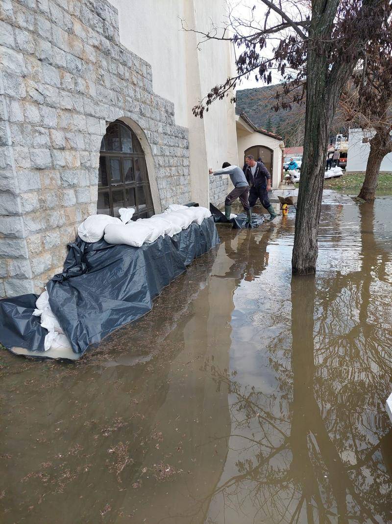 Zbog obilnih kiša nabujale rijeke u Dalmaciji, u Obrovcu postavili vreće s pijeskom