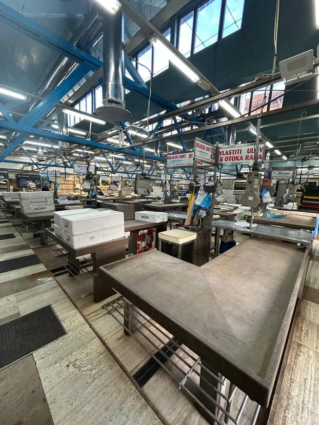 FOTO Dolac izgleda sablasno: S platoa su maknuli sve štandove