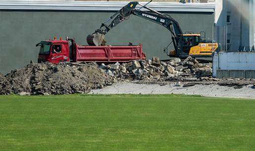 FOTO Bruji i zuji na Kranjči: Bageri u akciji, krenulo je rušenje kultnog stadiona