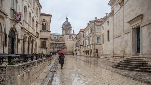 Kišni dan ispraznio dubrovačke ulice 