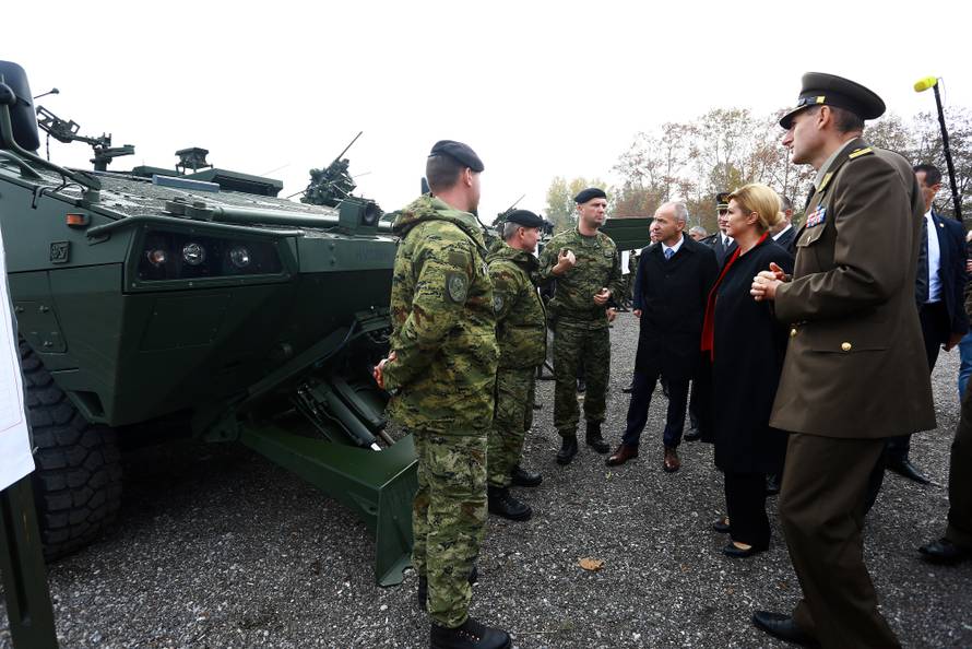 Zagreb: Predsjednica obiÅ¡la vjeÅ¾bu vojnih pasa povodom obljetnice Tigrova