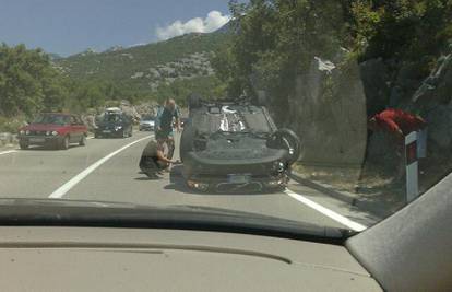 Talijan Volvom udario u kameni usjek i pao na krov