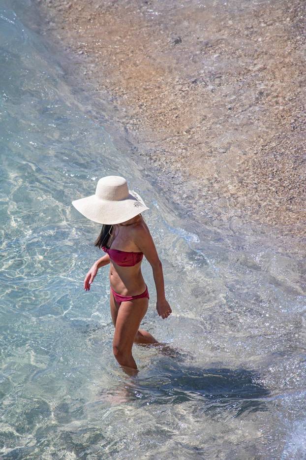 Dubrovnik: Turisti uživaju u ljepotama grada i kupanju na gradskim plažama