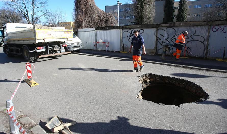 Zagreb: Puknuće cijevi u Ružmarinkovoj ulici