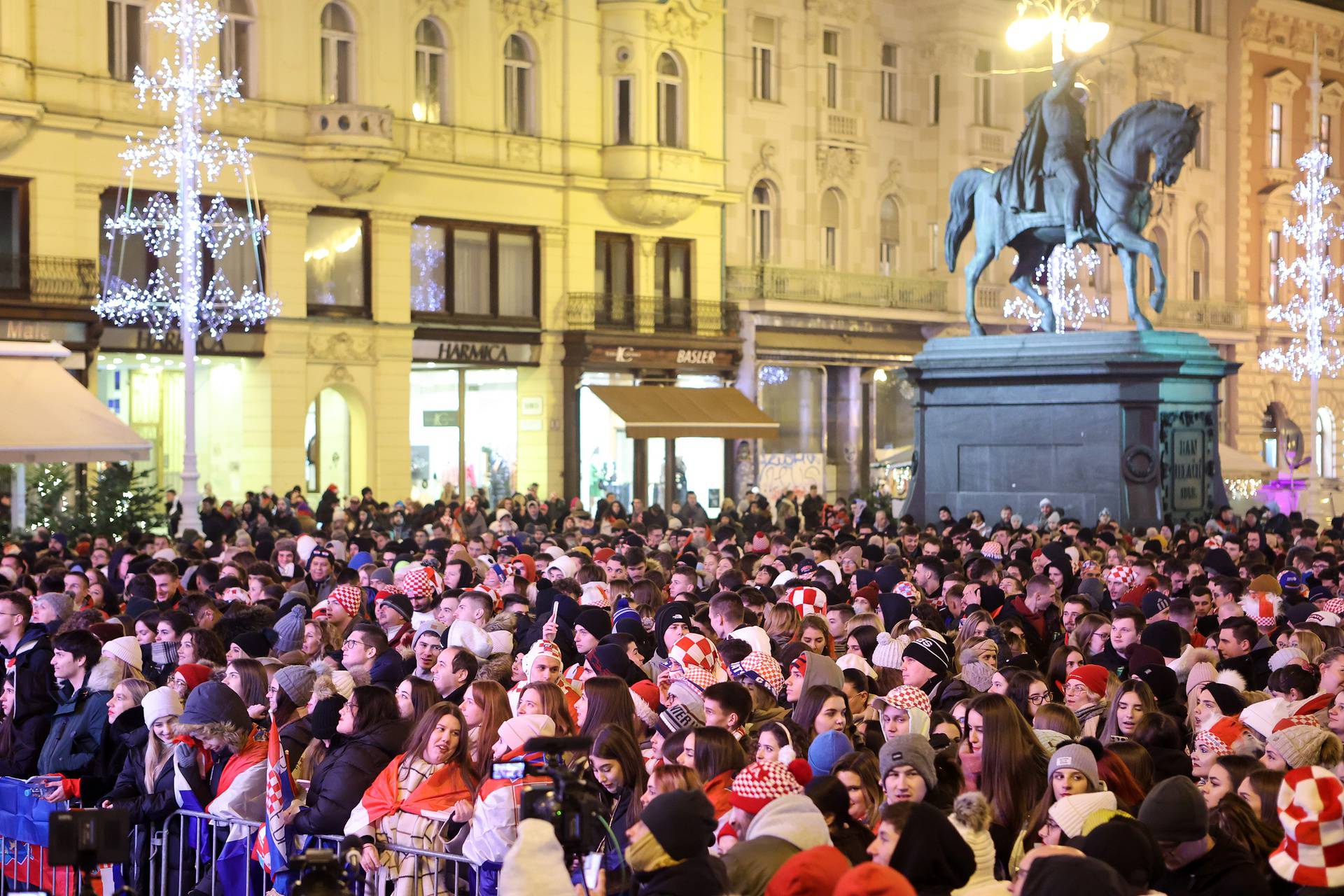 Zagreb: Navijači gledaju utakmicu između Hrvatske i Argentine na Trgu bana Josipa Jelačića