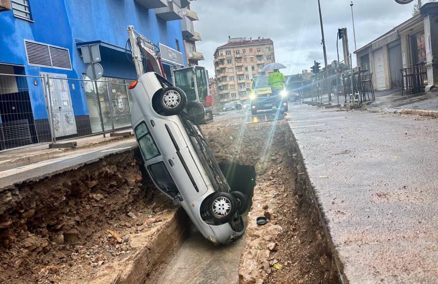 VIDEO Ovo sve objašnjava: Evo kako je auto završio u rupi ispred dječjeg vrtića u Rijeci