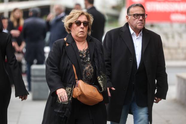 Sarajevo: Dolazak uzvanika na komemoraciju za Halida Bešlića u Narodno pozorište 