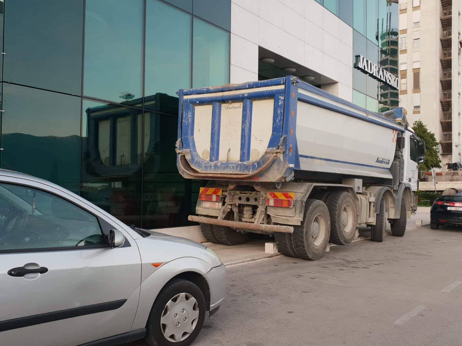 Parkirao kamione pred ulazom u zgradu osiguranja pa otišao