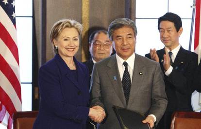 H. Clinton moli Koreju da prestane ispaljivati rakete