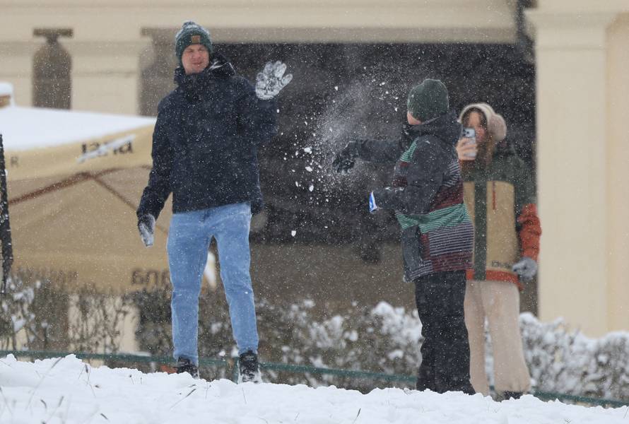 Zagreb: Maksimir, jedno od omiljenih mjesta za sanjkanje, grudanje ili šetnju po snijegu