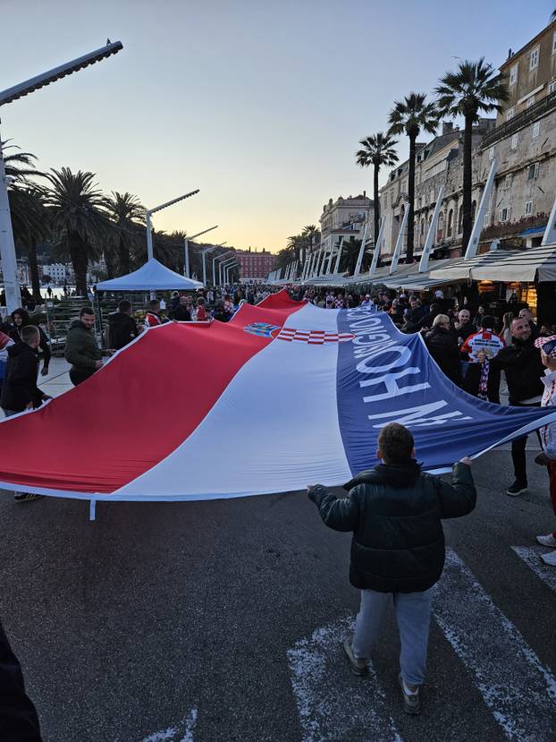 FOTO/VIDEO Navijači gradom prolaze s ogromnom zastavom! U navijačkoj zoni i Iris Livaja...