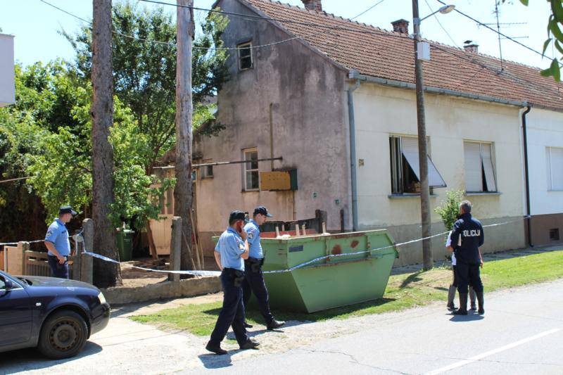 Starica i nepokretni sin živjeli su u kući na gomilama smeća