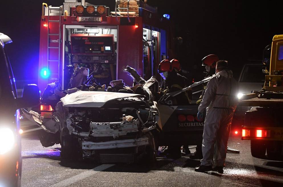 Stravične fotografije: Mladići nisu imali šanse, ovo je ostalo od auta nakon sudara u Istri