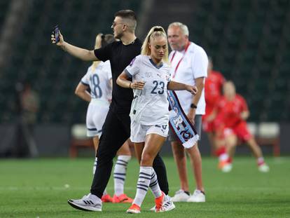 FOTO Atraktivna nogometašica osvojila prvi trofej u Juventusu: 'Ti si naša najbolja igračica'