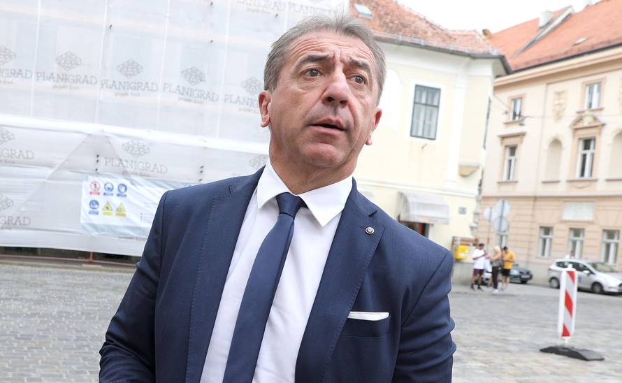Zagreb: MilinoviÄ rjeÅ¡ava "statusna pitanja" pojaÄavajuÄi pritisak na vodstvo HDZ-a