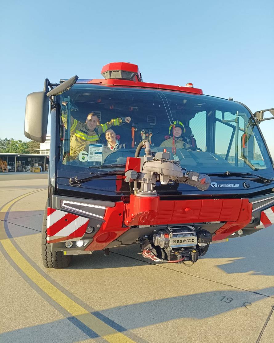 FOTO Vatrogasac u zagrebačkoj zračnoj luci zaprosio stjuardesu: 'Kad je rekla da, stres je nestao'