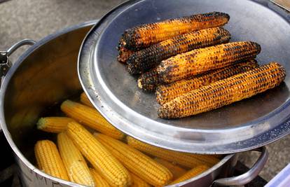 Pečeni kukuruz je baš  jesenska poslastica, a ako nemate roštilj evo kako ga ispeći u tavi