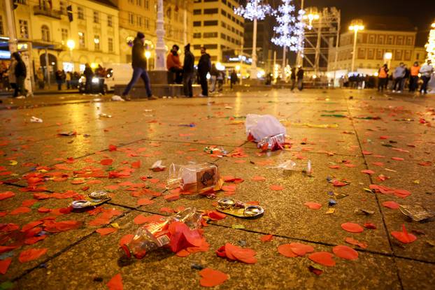 Nakon proslave Nove godine ostala je velika količina otpada na glavnom Zagrebačkom trgu