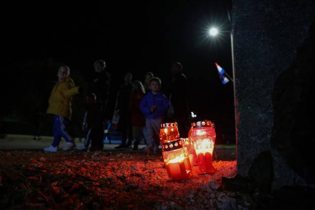 Škabrnja: Odavanje počasti poginulima paljenjem svijeća u Ulici 18. studenog 1991