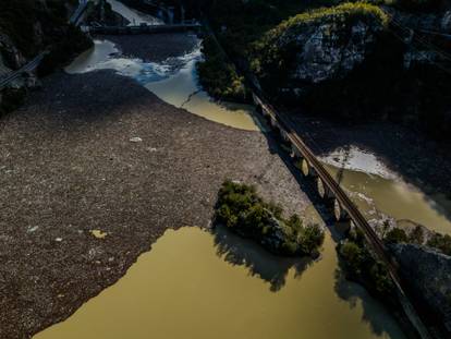 FOTO Evo kako izgleda Neretva: Smeđom rijekom pluta smeće