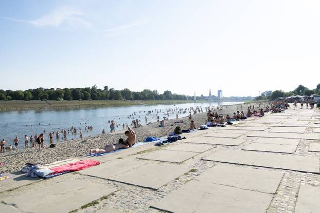 Osijek: Visoka temperatura je  izmamila mnogobrojne građane na osvježenje u Dravi