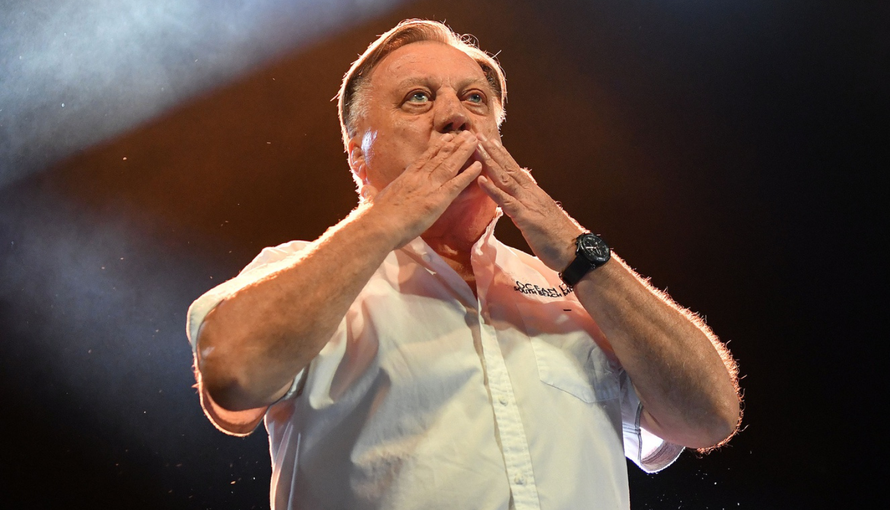 Kruži snimka podrške dok je Halid Bešlić u bolnici: Ovo su stihovi koji su rasplakali regiju