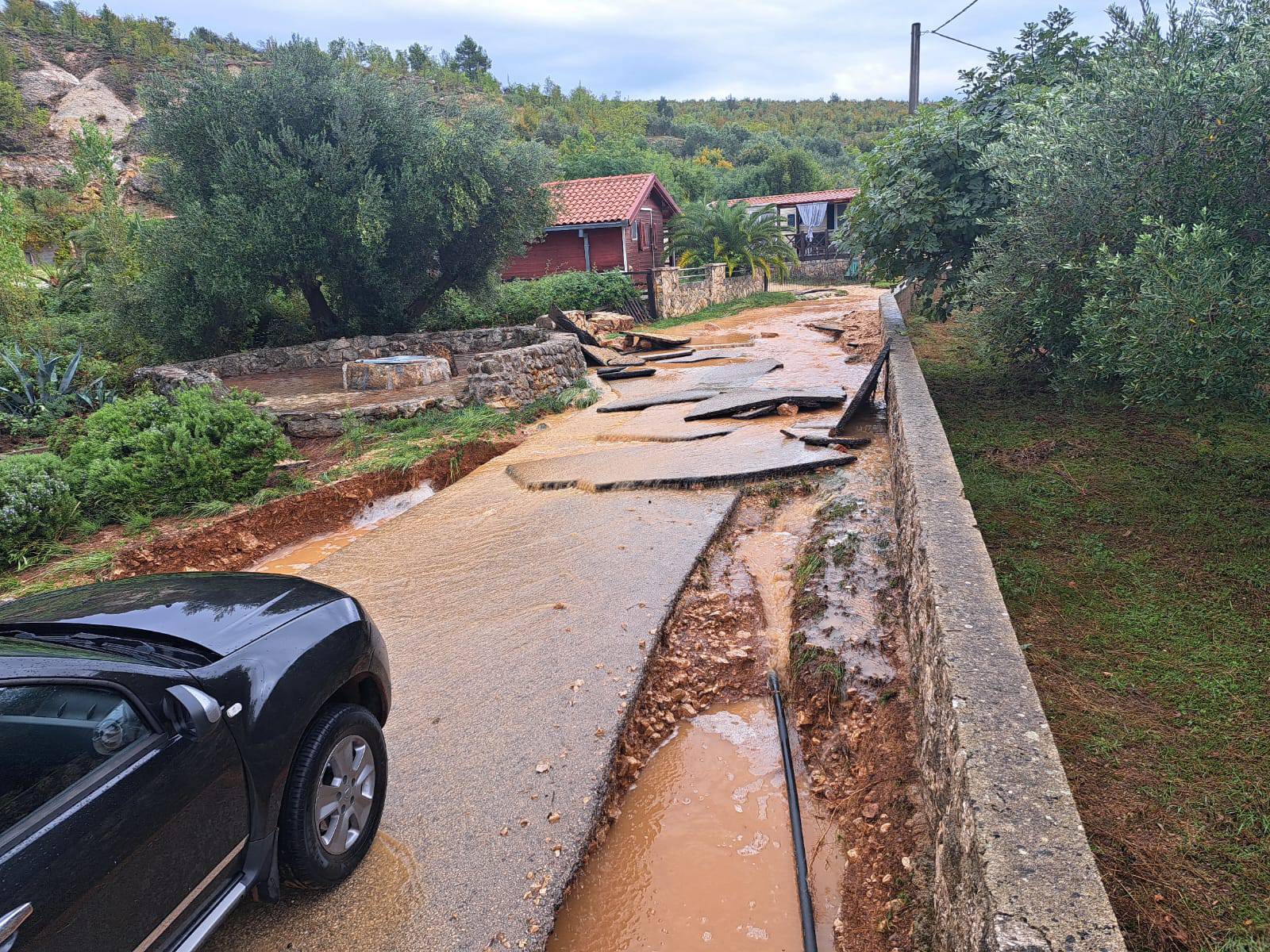 VIDEO Katastrofa kraj Obrovca: 'Umjesto ceste tu je sad rijeka...  plaže nema, kao da je izbrisana'