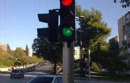 Semafor pokazivao zeleno i crveno i zbunjivao vozače