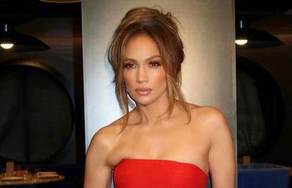 Jennifer Lopez pozirala u haljini golih ramena a fanovi joj jednu stvar zamjerili: Otkad ti piješ?