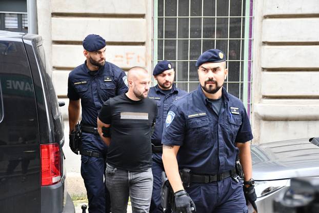 FOTO Pogledajte privođenje osumnjičenog za stravično ubojstvo u Slavonskom Brodu