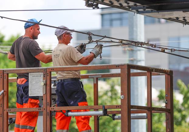 Zagreb: Kamion potrgao tramvajske žice  na uglu Branimirove i Držićeve 