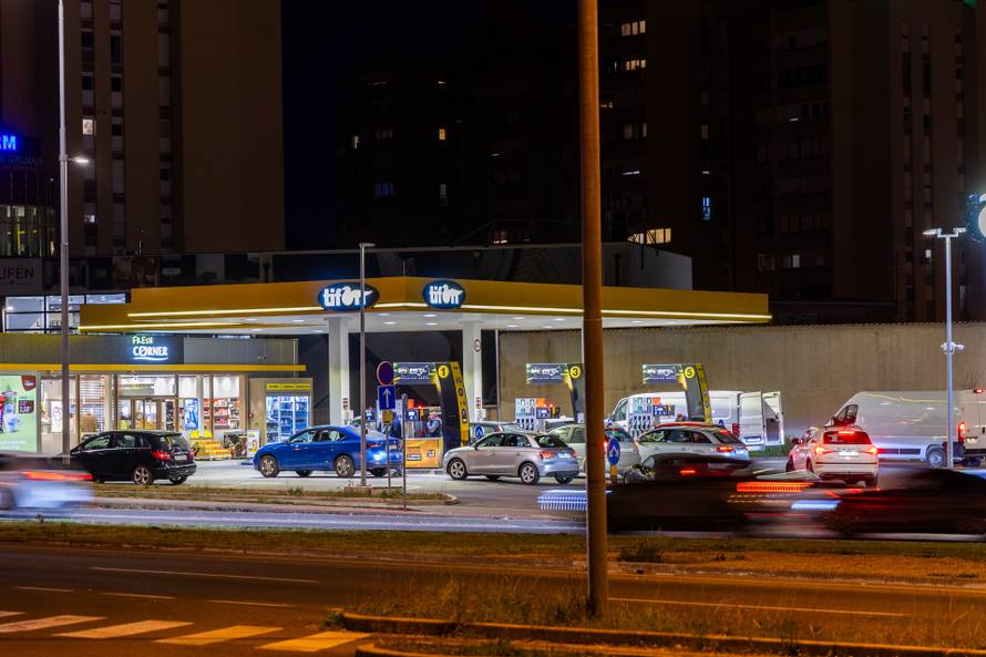 Pula: Automobili na benzinskim pumpama uoči sutrašnjeg poskupljenja benzina