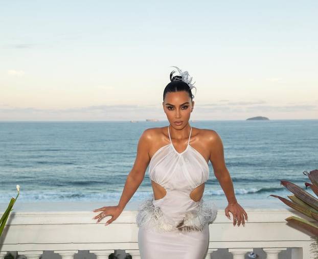 FOTO Kim Kardashian pozirala u prozirnoj crnoj haljini ispod koje nije nosila grudnjak niti gaćice