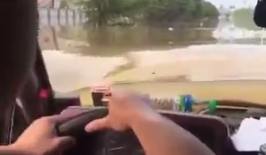 Poplava mu je auto pretvorila u jacuzzi, ali to ga nije zaustavilo