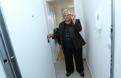 Umirovljena Barica preuzela je ključeve svog novog stana!