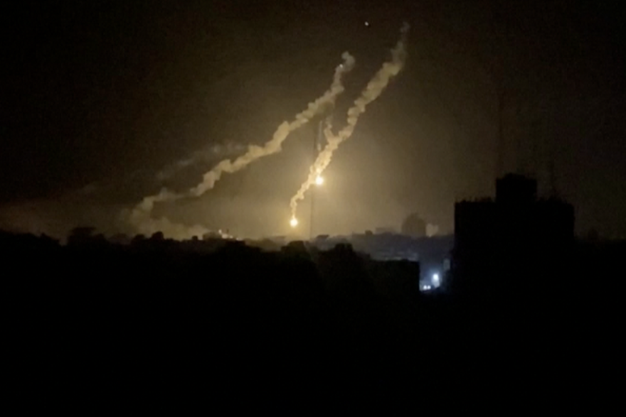 Dim, baklje na nebu Gaze dok se izraelski udari nastavljaju